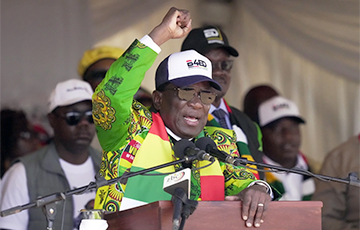 Президент Зимбабве на митинге раздавал хлеб со своими портретами и обещал путевку в рай при правильном голосовании