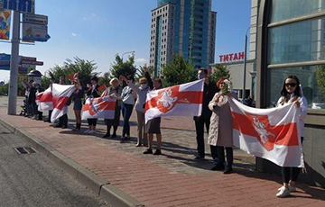 Минчане встали в цепь солидарности на проспекте Дзержинского