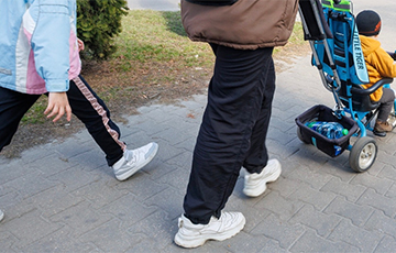 «На улице минус 7, а родители кормили детей через ворота, через забор»