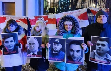Белорусы Варшавы вышли к посольству РФ с портретами белорусских политзаключенных