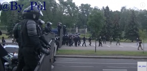 В Сети появилось новое видео выхода Лукашенко с автоматом к силовикам