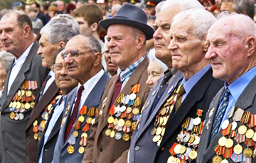 Bloomberg: Отобранных для парада в Москве ветеранов изолировали, чтобы они не заразили Путина