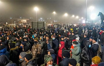 Протестующие удерживали главные площади казахских городов всю ночь