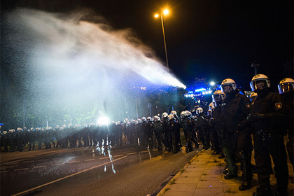 Немецкая полиция разогнала противников G20 водометами