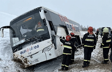 Автобус Минск-Вилтнюс столкнулся со снегоуборочной техникой и съехал в кювет