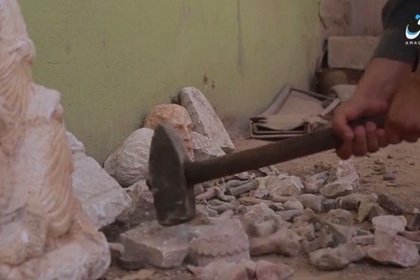Боевики ИГ уничтожили античные статуи в древнем городе на Евфрате