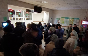 «Пришел в поликлинику в 5:30, а передо мной уже 32 человека»: беларусы выстраиваются в очереди на прием к врачу