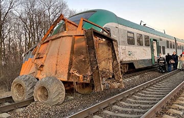 Поезд Могилев — Минск врезался в прицеп