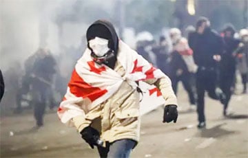 Как протестующие в Тбилиси строят баррикады
