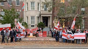 Белорусы продолжают пикетировать посольство в Вашингтоне