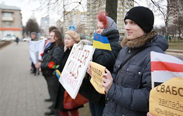 В Минске составляют протоколы на участников акции в поддержку Надежды Савченко