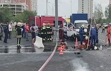 В Москве во время сильного дождя рабочих смыло в ливневый колодец