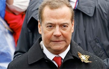 В Сети смеются над фото Дмитрия Медведева с закрытым биноклем