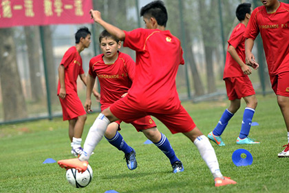 Китайских школьников обучат теории футбола