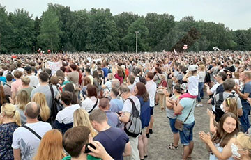 ВВС: Пикет Тихановской в Минске собрал десятки тысяч человек