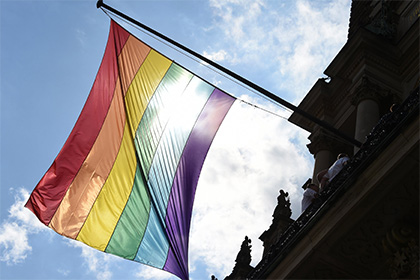 Британские парламентарии потребовали от МИДа поднять радужный флаг