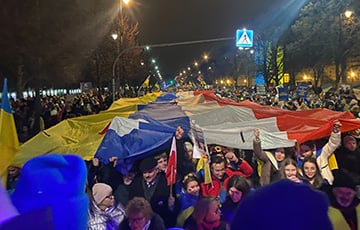 Многотысячный митинг в Варшаве: беларусы поддержали Украину