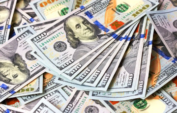 Доллар рекордно вырос на торгах в Беларуси