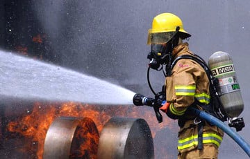 Спасатели ликвидировали пожар на заводском складе МАЗ