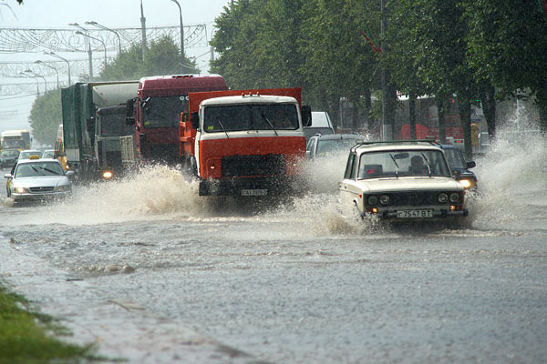 Ливень в Витебске: затопленные улицы и провалившийся подземный переход