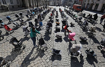 Во Львове выставили 109 пустых детских колясок в память об убитых оккупантами детях