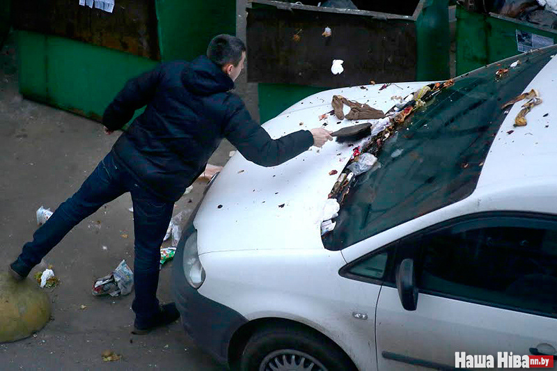 Фотофакт: Минский дворник отомстил нерадивому парковщику