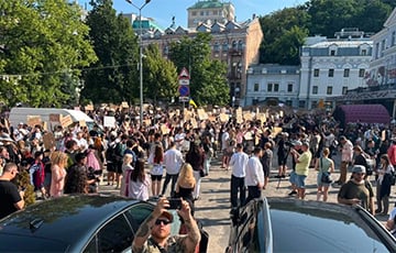 Отставка министра обороны Федорова вызвала протесты по всей Украине