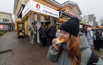К минскому кафе выстроилась огромная очередь