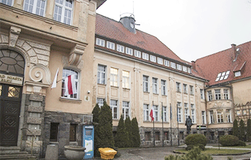 На здании городского правительства польского Элка ко Дню Воли вывесили беларусский флаг