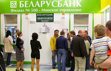 Белорусы в июне купили рекордный объем наличной валюты