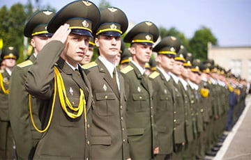«Офицеры в Беларуси увольняются из армии, а курсантов пытаются вербовать на войну против Украины»