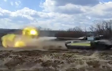 Захваченный украинцами трофейный танк Т-82 уже громит оккупантов