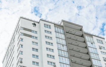 Жители многоэтажки в Минске взяли и прорубили новые окна в доме