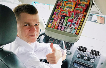 Видеофакт: Минский таксист угощает пассажиров конфетами и дает попеть караоке