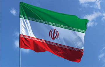 В Тегеране слышны взрывы и стрельба, в небе замечена военная авиация