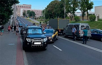 Минская таксистка врезалась в автозак возле «Динамо»