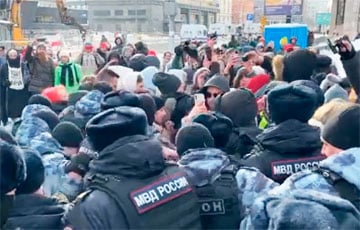 У «Стены скорби» в Москве начались стычки демонстрантов с полицией