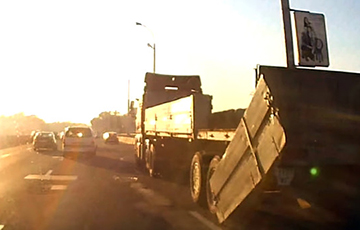 Видеофакт: На проспекте Жукова борт грузовика упал под колеса авто