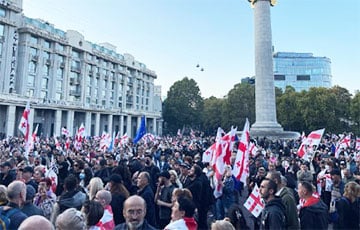В Тбилиса протестующие направились к президентскому дворцу