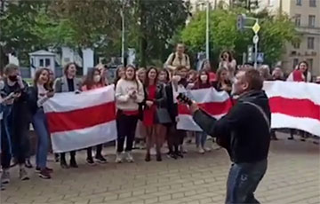 Перед протестующими студентами МГЛУ спел Пит Павлов