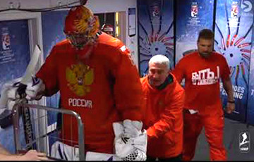 Вратаря сборной России по хоккею вывозили на лед на тележке