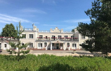 Под Бобруйском продают с аукциона отель с кинотеатром и бассейном