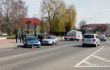 В Волковыске автомобиль въехал в людей на остановке