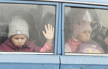 Politico: Похищенные украинские дети в Беларуси проходят «тренинги» с военными
