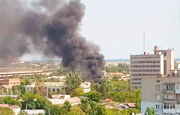 В Бердянске вспыхнул мощный пожар на заводе, куда московиты свозили военную технику по ночам