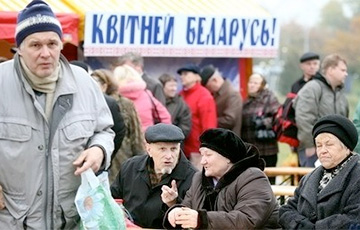 Лукашенко признал, что пенсионерам денег хватает только на еду и простую одежду