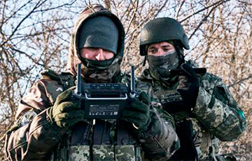 Видеофакт: Боевой дрон сбрасывает гранату по скоплению московитских пехотинцев