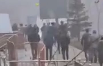 В Алматы протестующие захватили резиденцию президента