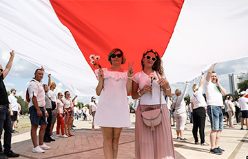 Фоторепортаж с самого большого митинга в истории Беларуси