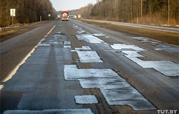 Белорусы жалуются, что дороги в стране превратились в сплошные ямы